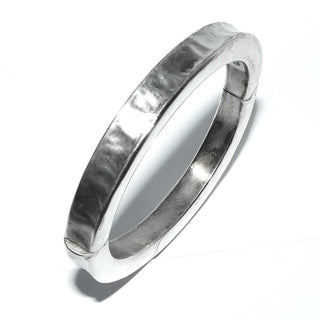 schlichtes Einzelstück, Armreif, Armspange aus 925 Silber mit Hammerschlag mattiert, Seitenflächen poliert, Kastenschloß, Innenform oval, 9 mm breit, Innenumfang 18 cm -	Unikatschmuck nur erhältlich im Onlineshop von Juwelier & Goldschmiede Danilo! 