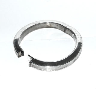 schlichtes Einzelstück, Armreif, Armspange aus 925 Silber mit Hammerschlag mattiert, Seitenflächen poliert, Kastenschloß, Innenform oval, 9 mm breit, Innenumfang 18 cm -	Unikatschmuck nur erhältlich im Onlineshop von Juwelier & Goldschmiede Danilo! 