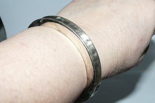 schlichtes Einzelstück, Armreif, Armspange aus 925 Silber mit Hammerschlag mattiert, Seitenflächen poliert, Kastenschloß, Innenform oval, 9 mm breit, Innenumfang 18 cm -	Unikatschmuck nur erhältlich im Onlineshop von Juwelier & Goldschmiede Danilo! 