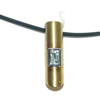 schlichtes Einzelstück, Blautopas-Rundstab-Anhänger aus 333 Gold mit einem rechteckigen, funkelnd facettierten, hellblauen Edeltopas in weißer Zargenfassung eingefaßt, zum Durchfädeln, durch die klare Form auch gut als Herrenanhänger geeignet -	Herrenschmuck in Gold & Silber nur bei www.danilogold-shop.de