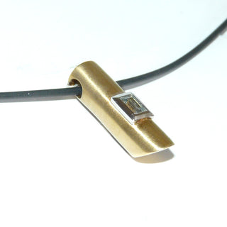 schlichtes Einzelstück, Blautopas-Rundstab-Anhänger aus 333 Gold mit einem rechteckigen, funkelnd facettierten, hellblauen Edeltopas in weißer Zargenfassung eingefaßt, zum Durchfädeln, durch die klare Form auch gut als Herrenanhänger geeignet -	Herrenschmuck in Gold & Silber nur bei www.danilogold-shop.de