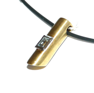 schlichtes Einzelstück, Blautopas-Rundstab-Anhänger aus 333 Gold mit einem rechteckigen, funkelnd facettierten, hellblauen Edeltopas in weißer Zargenfassung eingefaßt, zum Durchfädeln, durch die klare Form auch gut als Herrenanhänger geeignet -	Herrenschmuck in Gold & Silber nur bei www.danilogold-shop.de