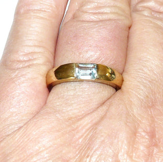 schlichtes Einzelstück, Blautopasring, Bandring aus 333 Gold mit einem funkelnd facettierten, aquamarinblauen Topas im Baguetteschliff, von 2 Seiten dezent eingefaßt, Ringweite 57 - Goldschmiede Danilo