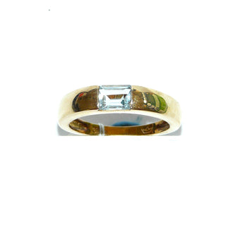 schlichtes Einzelstück, Blautopasring, Bandring aus 333 Gold mit einem funkelnd facettierten, aquamarinblauen Topas im Baguetteschliff, von 2 Seiten dezent eingefaßt, Ringweite 57 - Goldschmiede Danilo