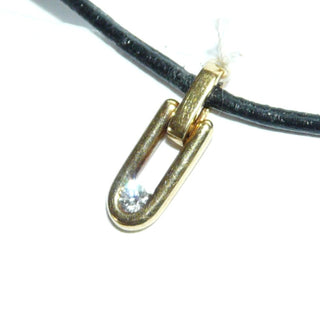 schlichtes Einzelstück, kleiner Brillant-Anhänger in U-Bogen aus massiv 585 Gold, poliert mit einem Brillant von 0,06 Karat, eingelassen gefaßt, durch seine schlichte Form auch sehr schön als Herrenanhänger -	Unikatschmuck nur erhältlich im Onlineshop von Juwelier & Goldschmiede Danilo! 