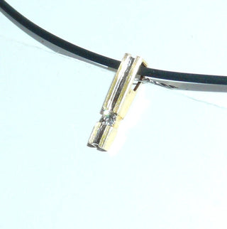 Schlichtes Einzelstück, Brillantanhänger zweifarbiger Stab aus 585 Gold, matt Gelbgold & poliert Weißgold, 1 Brillant von 0,07 Karat eingelassen, zum Durchfädeln, auch schön als Herrenanhänger - Goldschmiede Danilo