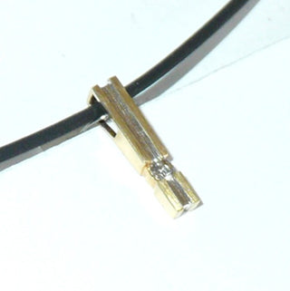 Schlichtes Einzelstück, Brillantanhänger zweifarbiger Stab aus 585 Gold, matt Gelbgold & poliert Weißgold, 1 Brillant von 0,07 Karat eingelassen, zum Durchfädeln, auch schön als Herrenanhänger - Goldschmiede Danilo