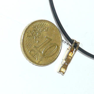 Schlichtes Einzelstück, Brillantanhänger zweifarbiger Stab aus 585 Gold, matt Gelbgold & poliert Weißgold, 1 Brillant von 0,07 Karat eingelassen, zum Durchfädeln, auch schön als Herrenanhänger - Goldschmiede Danilo