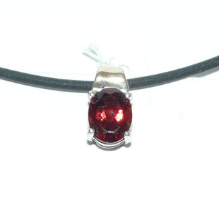 Einzelstück, schlichter ovaler Granat-Anhänger aus rhodiniertem 925 Silber mit 1 ovalen, funkelnd facettierten Granat in typischen Granat-Rot, in einem 4-Krapper-Chaton eingefaßt, Scharnierröhrchen zum Durchfädeln für die Kette -	Unikatschmuck nur erhältlich im Onlineshop von Juwelier & Goldschmiede Danilo! 
