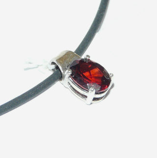 Einzelstück, schlichter ovaler Granat-Anhänger aus rhodiniertem 925 Silber mit 1 ovalen, funkelnd facettierten Granat in typischen Granat-Rot, in einem 4-Krapper-Chaton eingefaßt, Scharnierröhrchen zum Durchfädeln für die Kette -	Unikatschmuck nur erhältlich im Onlineshop von Juwelier & Goldschmiede Danilo! 