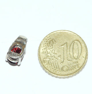 Einzelstück, schlichter ovaler Granat-Anhänger aus rhodiniertem 925 Silber mit 1 ovalen, funkelnd facettierten Granat in typischen Granat-Rot, in einem 4-Krapper-Chaton eingefaßt, Scharnierröhrchen zum Durchfädeln für die Kette -	Unikatschmuck nur erhältlich im Onlineshop von Juwelier & Goldschmiede Danilo! 