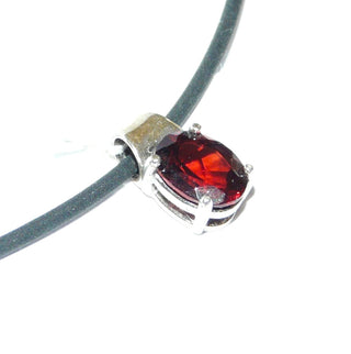 Einzelstück, schlichter ovaler Granat-Anhänger aus rhodiniertem 925 Silber mit 1 ovalen, funkelnd facettierten Granat in typischen Granat-Rot, in einem 4-Krapper-Chaton eingefaßt, Scharnierröhrchen zum Durchfädeln für die Kette -	Unikatschmuck nur erhältlich im Onlineshop von Juwelier & Goldschmiede Danilo! 