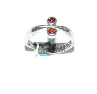 Einzelstück, schlichter Granat-Ring in Zungenschienen-Optik aus 835 Silber mit zwei runden, funkelnd facettierten Granaten in schönem typischen Granat-Rot Farbe, verstellbare Ringweite bis ca. 57. Paßt zu Brosch-Anhänger An 0224 sowie An 0228 + Ohrschmuck Ohr 0112. (Kennen Sie Ihre Ringweite? Dann geben Sie diese bei der Bestellung an, und wir stellen diese Weite vorab für Sie ein!) -	Nur erhältlich im Onlineshop von Juwelier & Goldschmiede Danilo!
