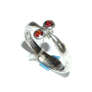 Einzelstück, schlichter Granat-Ring in Zungenschienen-Optik aus 835 Silber mit zwei runden, funkelnd facettierten Granaten in schönem typischen Granat-Rot Farbe, verstellbare Ringweite bis ca. 57. Paßt zu Brosch-Anhänger An 0224 sowie An 0228 + Ohrschmuck Ohr 0112. (Kennen Sie Ihre Ringweite? Dann geben Sie diese bei der Bestellung an, und wir stellen diese Weite vorab für Sie ein!) -	Nur erhältlich im Onlineshop von Juwelier & Goldschmiede Danilo!