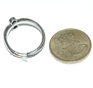 Einzelstück, schlichter Granat-Ring in Zungenschienen-Optik aus 835 Silber mit zwei runden, funkelnd facettierten Granaten in schönem typischen Granat-Rot Farbe, verstellbare Ringweite bis ca. 57. Paßt zu Brosch-Anhänger An 0224 sowie An 0228 + Ohrschmuck Ohr 0112. (Kennen Sie Ihre Ringweite? Dann geben Sie diese bei der Bestellung an, und wir stellen diese Weite vorab für Sie ein!) -	Nur erhältlich im Onlineshop von Juwelier & Goldschmiede Danilo!