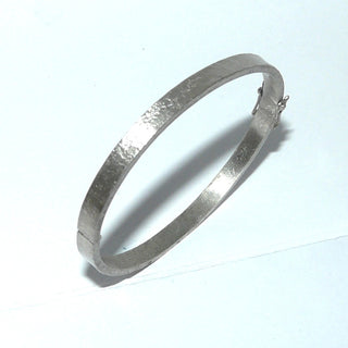 handgefertigtes Einzelstück, schlichter Armreif, Armspange aus 925 Silber massiv, Hammerschlag ähnliche Struktur, seidenmatt, Verschluß mit 2 Sicherheitsachten, Außenform oval, 0,5 cm breit, Innenumfang 17 cm -	Handarbeiten online bestellen bei Juwelier & Goldschmiede Danilo!