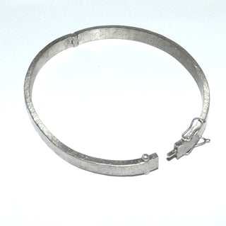 handgefertigtes Einzelstück, schlichter Armreif, Armspange aus 925 Silber massiv, Hammerschlag ähnliche Struktur, seidenmatt, Verschluß mit 2 Sicherheitsachten, Außenform oval, 0,5 cm breit, Innenumfang 17 cm -	Handarbeiten online bestellen bei Juwelier & Goldschmiede Danilo!