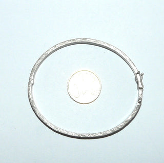 handgefertigtes Einzelstück, schlichter Armreif, Armspange aus 925 Silber massiv, Hammerschlag ähnliche Struktur, seidenmatt, Verschluß mit 2 Sicherheitsachten, Außenform oval, 0,5 cm breit, Innenumfang 17 cm -	Handarbeiten online bestellen bei Juwelier & Goldschmiede Danilo!