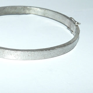 handgefertigtes Einzelstück, schlichter Armreif, Armspange aus 925 Silber massiv, Hammerschlag ähnliche Struktur, seidenmatt, Verschluß mit 2 Sicherheitsachten, Außenform oval, 0,5 cm breit, Innenumfang 17 cm -	Handarbeiten online bestellen bei Juwelier & Goldschmiede Danilo!