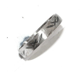 schlichtes Einzelstück, Trauring-Ring, Freundschaftsring aus 925 Silber, gleichlaufend, mit einem eingravierten Muster aus Strichen, seidenmatt, in den Tiefen geschwärzt, Ringweite 59,5 -	Unikate und Pretiosen nur erhältlich im Onlineshop der Goldschmiede Danilo!