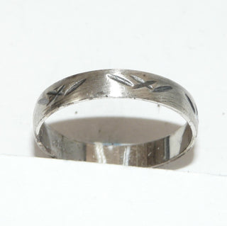 schlichtes Einzelstück, Trauring-Ring, Freundschaftsring aus 925 Silber, gleichlaufend, mit einem eingravierten Muster aus Strichen, seidenmatt, in den Tiefen geschwärzt, Ringweite 59,5 -	Unikate und Pretiosen nur erhältlich im Onlineshop der Goldschmiede Danilo!