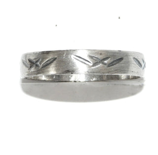schlichtes Einzelstück, Trauring-Ring, Freundschaftsring aus 925 Silber, gleichlaufend, mit einem eingravierten Muster aus Strichen, seidenmatt, in den Tiefen geschwärzt, Ringweite 59,5 -	Unikate und Pretiosen nur erhältlich im Onlineshop der Goldschmiede Danilo!