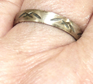 schlichtes Einzelstück, Trauring-Ring, Freundschaftsring aus 925 Silber, gleichlaufend, mit einem eingravierten Muster aus Strichen, seidenmatt, in den Tiefen geschwärzt, Ringweite 59,5 -	Unikate und Pretiosen nur erhältlich im Onlineshop der Goldschmiede Danilo!