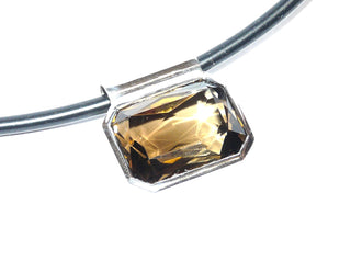 schlichtes Einzelstück, Handarbeit, Unikat-Anhänger, achteckiger, facettierter Rauchquarz quer in massivem 925 Silber gehalten, Zargenfassung mit einem Röhrchen zum Einfädeln der Kette, 23 mm x 22 mm mit Schlaufe. Durch seine klare Form auch sehr schön als Herrenanhänger - Handarbeit in besonderer Form! Nur in der Goldschmiede Danilo.