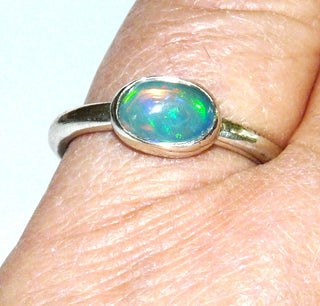 schillerndes Einzelstück, Handarbeit, Ring aus 925 Silber mit einem ovalen, herrlich blau-grün schillernden Jelly-Opal. sicher gehalten in einer Zargenfassung, Stein sitzt quer zum Finger in einer Runddraht-Schiene, Fassung ca. 9,7 mm x 7,2 mm, Ringweite 53 - Handgefertigtes Unikat! Nur im Onlineshop von Juwelier & Goldschmiede Danilo!