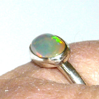 schillerndes Einzelstück, Handarbeit, Ring aus 925 Silber mit einem ovalen, herrlich blau-grün schillernden Jelly-Opal. sicher gehalten in einer Zargenfassung, Stein sitzt quer zum Finger in einer Runddraht-Schiene, Fassung ca. 9,7 mm x 7,2 mm, Ringweite 53 - Handgefertigtes Unikat! Nur im Onlineshop von Juwelier & Goldschmiede Danilo!