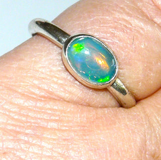 schillerndes Einzelstück, Handarbeit, Ring aus 925 Silber mit einem ovalen, herrlich blau-grün schillernden Jelly-Opal. sicher gehalten in einer Zargenfassung, Stein sitzt quer zum Finger in einer Runddraht-Schiene, Fassung ca. 9,7 mm x 7,2 mm, Ringweite 53 - Handgefertigtes Unikat! Nur im Onlineshop von Juwelier & Goldschmiede Danilo!