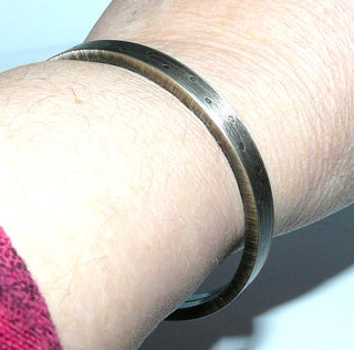 Einzelstück, Armreif, Armspange aus 835 Silber, seidenmatt + in den Tiefen geschwärzt, rechteckiger Querschnitt, Muster aus vertieften Riefen + Punkten, ovale Form, Innenumfang 18,5 cm, flexibel durch Verschluß an einer Seite -	Unikatschmuck nur erhältlich im Onlineshop von Juwelier & Goldschmiede Danilo! 