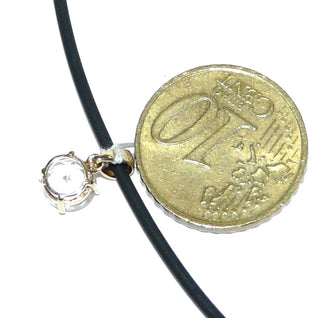 zartes Einzelstück, schlichter kleiner Topas-Anhänger aus 750 Gold, ein runder, funkelnd facettierter, fast farbloser, zart hellblau angehauchter Edeltopas von 0,98 Karat sicher gehalten in einem filigranen 4-Krapper-Chaton, Dreieckschlaufe -	Nur erhältlich bei www.danilogold-shop.de