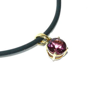 schlichtes Einzelstück, kleiner Turmalin-Anhänger aus 750 Gold, ein runder, funkelnd facettierter, rosa-farbener Rubellit von 0,70 Karat, in feinem 4-Krapper-Chaton sicher gehalten, Dreieckschlaufe -	Unikatschmuck nur erhältlich im Onlineshop von Juwelier & Goldschmiede Danilo! 