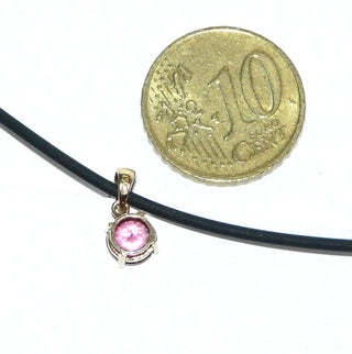 schlichtes Einzelstück, kleiner Turmalin-Anhänger aus 750 Gold, ein runder, funkelnd facettierter, rosa-farbener Rubellit von 0,70 Karat, in feinem 4-Krapper-Chaton sicher gehalten, Dreieckschlaufe -	Unikatschmuck nur erhältlich im Onlineshop von Juwelier & Goldschmiede Danilo! 
