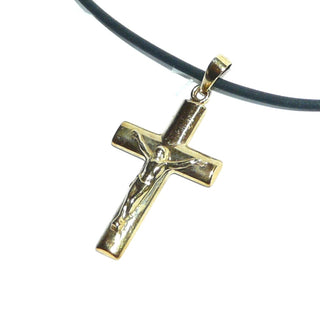 Einzelstück, schlicht gehaltener Kreuz-Anhänger aus 333 Gold mit plastischer Jesusfigur, glatt poliert, gleichlaufende Streben, Dreieckschlaufe -	Nur erhältlich im Onlineshop von Juwelier & Goldschmiede Danilo!