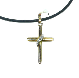 Zartes Einzelstück, schlichter Kreuz-Anhänger aus 333 Gold, zweifarbig, 3 Diamanten im weißen, geschwungenen Element, gleichlaufende, halbrunde, polierte Streben mit abgerundeten Enden, Dreieckschlaufe (Lieferung erfolgt ohne Kette)-	Nur erhältlich bei www.danilogold-shop.de