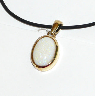 Einzelstück, schlichter, ovaler Opal-Anhänger mit einem weißen-grün schillernden, kristallinen, australischen Opal-Cabochon, eingefaßt in massiv 585 Gold, poliert + breite Zarge -	Einzelstücke nur erhältlich bei www.danilogold-shop.de