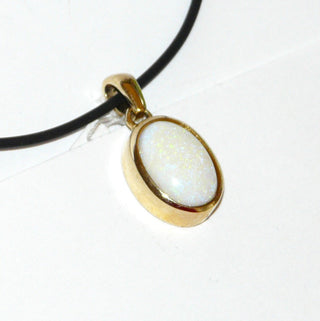 Einzelstück, schlichter, ovaler Opal-Anhänger mit einem weißen-grün schillernden, kristallinen, australischen Opal-Cabochon, eingefaßt in massiv 585 Gold, poliert + breite Zarge -	Einzelstücke nur erhältlich bei www.danilogold-shop.de