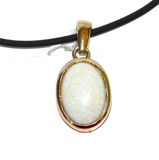 Einzelstück, schlichter, ovaler Opal-Anhänger mit einem weißen-grün schillernden, kristallinen, australischen Opal-Cabochon, eingefaßt in massiv 585 Gold, poliert + breite Zarge -	Einzelstücke nur erhältlich bei www.danilogold-shop.de