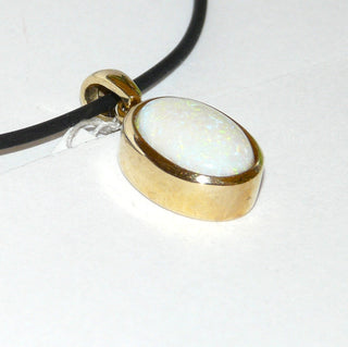 Einzelstück, schlichter, ovaler Opal-Anhänger mit einem weißen-grün schillernden, kristallinen, australischen Opal-Cabochon, eingefaßt in massiv 585 Gold, poliert + breite Zarge -	Einzelstücke nur erhältlich bei www.danilogold-shop.de