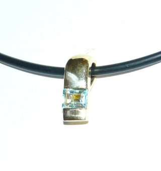 schlichtes Einzelstück, stabförmiger Blautopas-Anhänger aus massiv 585 Gold, ein rechteckiger, funkelnd facettierter, hellblauer / aquamariner Edeltopas, von 2 Seiten eingefaßt. Die Clipöse zum Öffnen ermöglicht das Einhängen nicht nur in Ketten, Kautschuk- oder Lederbänder, sondern auch in Perlen- und Edelsteinketten - Goldschmiede Danilo