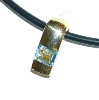 schlichtes Einzelstück, stabförmiger Blautopas-Anhänger aus massiv 585 Gold, ein rechteckiger, funkelnd facettierter, hellblauer / aquamariner Edeltopas, von 2 Seiten eingefaßt. Die Clipöse zum Öffnen ermöglicht das Einhängen nicht nur in Ketten, Kautschuk- oder Lederbänder, sondern auch in Perlen- und Edelsteinketten - Goldschmiede Danilo