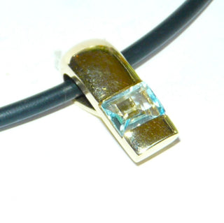 schlichtes Einzelstück, stabförmiger Blautopas-Anhänger aus massiv 585 Gold, ein rechteckiger, funkelnd facettierter, hellblauer / aquamariner Edeltopas, von 2 Seiten eingefaßt. Die Clipöse zum Öffnen ermöglicht das Einhängen nicht nur in Ketten, Kautschuk- oder Lederbänder, sondern auch in Perlen- und Edelsteinketten - Goldschmiede Danilo