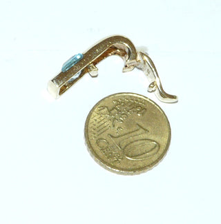 schlichtes Einzelstück, stabförmiger Blautopas-Anhänger aus massiv 585 Gold, ein rechteckiger, funkelnd facettierter, hellblauer / aquamariner Edeltopas, von 2 Seiten eingefaßt. Die Clipöse zum Öffnen ermöglicht das Einhängen nicht nur in Ketten, Kautschuk- oder Lederbänder, sondern auch in Perlen- und Edelsteinketten - Goldschmiede Danilo