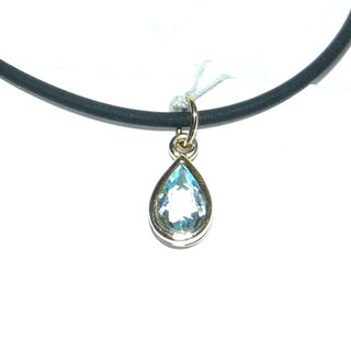 schlichtes Einzelstück, tropfenförmiger Aquamarin-Anhänger aus 585 Gold, ein als Birnkern funkelnd facettierter, hellblauer Aquamarin in schlichter Zargenfassung + Schlaufe -	Unikate und Pretiosen nur erhältlich im Onlineshop der Goldschmiede Danilo!