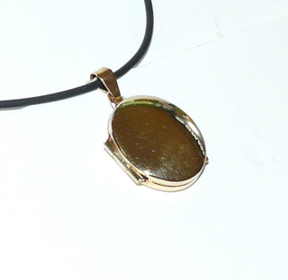 Einzelstück, schlichtes Vintage-Medaillon für 2 Fotos, breit-ovale Form, Rückseite + Vorderseite poliert, aus 333 zart Roségold, um 1980 -	Nur erhältlich im Onlineshop von Juwelier & Goldschmiede Danilo!