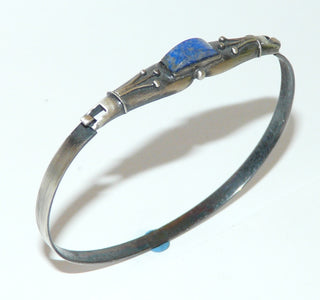 Einzelstück, schmale, dezente Armspange "Grasgarbe" aus 925 Silber mit einem blauen Lapislazuli als gewölbte Rolle und einer floralen Belötung, die an einen Strauß Gräsern erinnert, in den Tiefen geschwärzt + seidenmatt, Einhakerverschluß, Innenumfang ca. 17 cm -	Einzelstücke nur erhältlich bei www.danilogold-shop.de