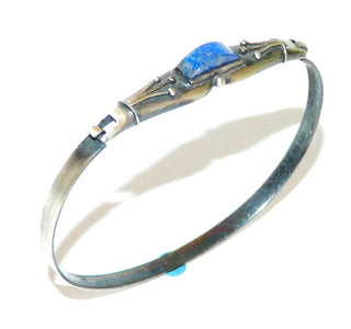 Einzelstück, schmale, dezente Armspange "Heugarbe" aus 925 Silber mit einem blauen Lapislazuli als gewölbte Rolle und einer floralen Belötung, die an einen Strauß Gräsern erinnert, in den Tiefen geschwärzt + seidenmatt, Einhakerverschluß, Innenumfang ca. 17 cm - Einzelstücke nur erhältlich bei www.danilogold-shop.de
