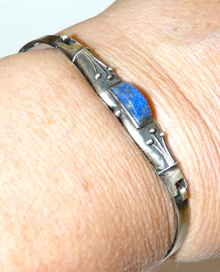 Einzelstück, schmale, dezente Armspange "Heugarbe" aus 925 Silber mit einem blauen Lapislazuli als gewölbte Rolle und einer floralen Belötung, die an einen Strauß Gräsern erinnert, in den Tiefen geschwärzt + seidenmatt, Einhakerverschluß, Innenumfang ca. 17 cm - Einzelstücke nur erhältlich bei www.danilogold-shop.de